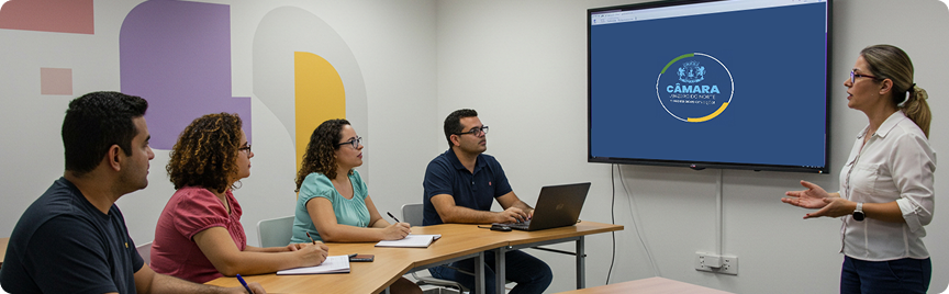 Sala de aula do projeto De Olho no Futuro com alunos e instrutora